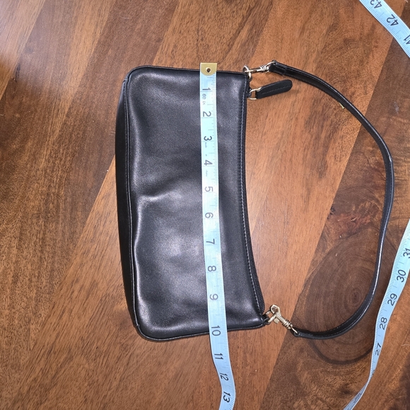 Sleek Black Leather Shoulder Bag - Picture 4 of 6